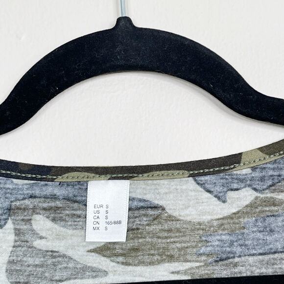 Boutique Camo Printed Cross Front V Neck Short Sleeve Tee Small S Green Brown - Picture 5 of 7